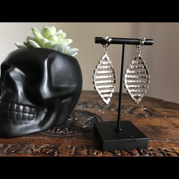 Le Chateau Earrings - Picture 3 of 3